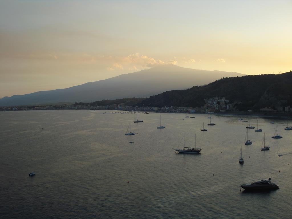 B&B La Casa Di Luigi Giardini Naxos Exteriör bild